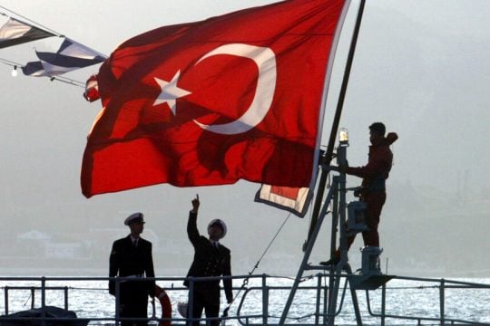 Τουρκική σημαία σε πολεμικό πλοίο